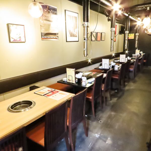 【黒ベースのシックな空間◎】当店は清潔感のあるシックな空間でおもてなしいたします◎テーブル席は全５卓あり、普段使いから宴会など幅広いシーンでご利用いただけます◎
