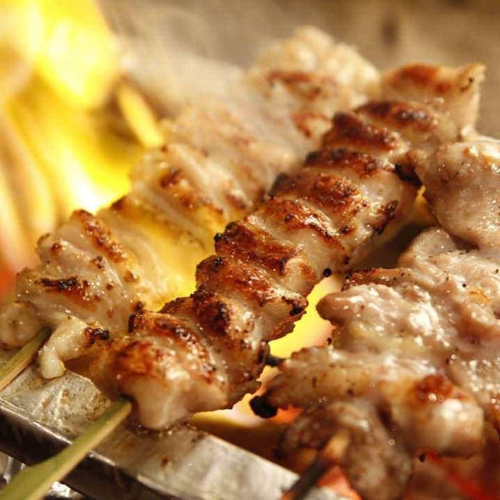 야마구치 민속주가 즐비! 야마구치 닭을 사용한 숯불 꼬치 구이가 일품!