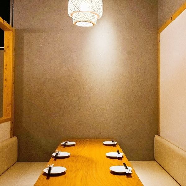 [Private room] We have a private room with a table that is perfect for various banquets! We have private rooms of various sizes.We can handle a wide range of events such as banquets, girls' parties, and year-end parties.Please request a large number of banquets.[Umeda all-you-can-drink, private room, banquet, seafood, meat, all-you-can-eat, all-you-can-eat and drink, night view, beer garden]