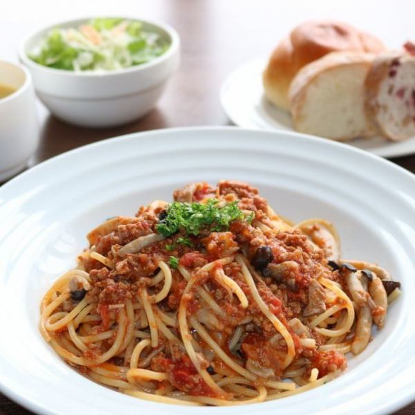 All-you-can-eat bread ♪ Pasta lunch / Margherita lunch (with salad and soup)