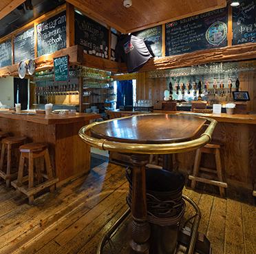 [Counter seat] The counter where you can enjoy while looking at the craft beer lined up in front of you is our special seat ◎ You can drink the pouring immediately! As an infection prevention measure, we will guide you at intervals with your neighbors.