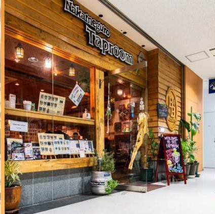 【店内】広々とした空間に、まるでヨーロッパのパブを訪れたかのような、古き良きビアホールのような雰囲気が漂います。大人数でもゆったりと座れるドイツ製の長いテーブル席や、厚みのある木材を使った重厚なバーカウンターが魅力◎温かみのある照明の中、仲間と語り合い、美味しいビールと料理を囲んで乾杯をしましょう♪