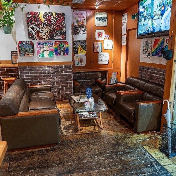 【雰囲気】スポーツファン必見!店内の大きなテレビスクリーンでは、野球やサッカーなど注目の試合を随時放映しています。こだわりのベアードビールを片手に、皆さまで一丸となって声援を送る熱気あふれる賑やかな時間をお楽しみください。また、土曜日・日曜日・祝日は12時から休まず営業中のため、イベントや昼飲みにも◎