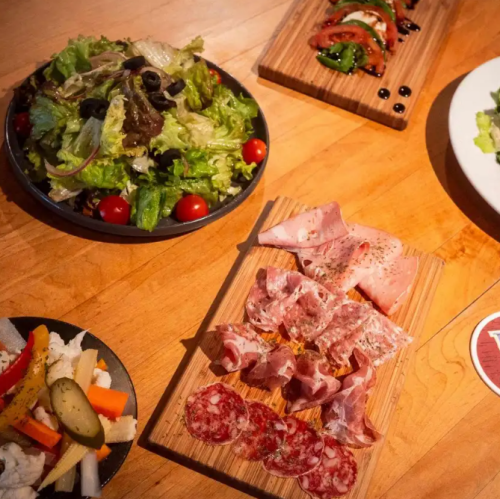 義大利燻火腿和薩拉米香腸拼盤