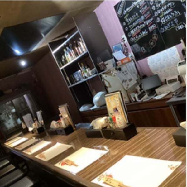 季節に合わせて新鮮な魚介の入荷を行い、旬な食材をお届けしています。地産地消を推奨する当店では、その時期に最も美味しい魚介を使用。四季折々の味わいを楽しみながら、地域の恵みを心ゆくまでご堪能ください。新鮮な食材が織りなす特別な料理をお楽しみいただけます。