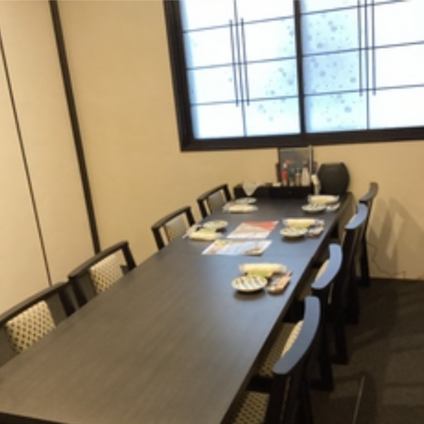 老若男女問わず楽しめるお店です。幅広いメニューとアットホームな雰囲気で、誰もがリラックスできる空間を提供しています。大切な家族や友人とのひととき、ビジネスシーンやカジュアルな集まりにも最適です。ぜひ、皆様のご来店をお待ちしております！