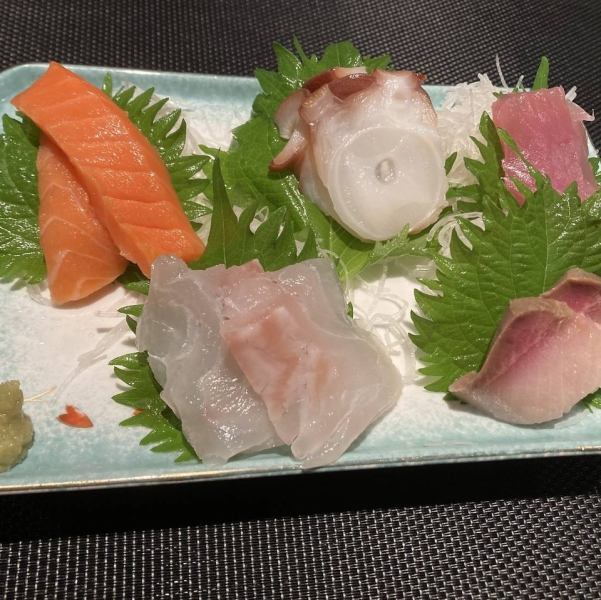 「新鮮な海の幸が集結！刺身盛り合わせ」