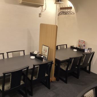 4人掛けのテーブル席となっております。お席を合わせて最大16名席をご用意できます。相席となっております。