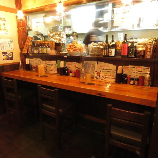 【お一人様大歓迎のカウンター席♪】気軽な雰囲気で焼鳥を楽しめる店内。カウンターでの一杯がオススメ♪美味しい食べ方など直接スタッフに聞けるオープンカウンターは大人気です♪ライブ感も味わえるお席ですので是非友人や仕事仲間、カップルとご利用ください♪