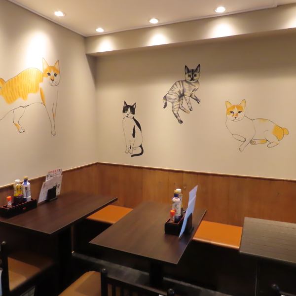 猫好きな店主が営むアットホームなお店♪ 壁には可愛い猫アートが描かれていて、思わずほっこり◎明るくあたたかな空気が流れる店内は、家族経営ならではのお客様との距離感が魅力！初めてでもどこか懐かしく、気軽に立ち寄りたくなる居心地の良さがここにはあります。猫好きさんも、そうでない方も大歓迎です！