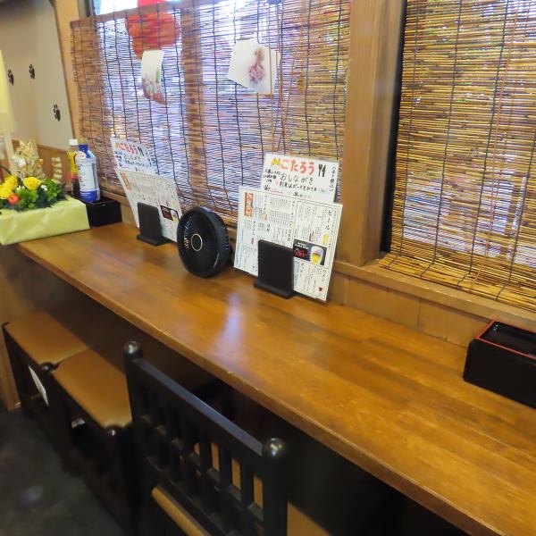 カウンター席は全4席。店主との会話を楽しみながらゆったり過ごせる特等席です◎女性おひとり様でも入りやすい落ち着いた空間で、常連さんも初来店の方も気軽に楽しめます♪ おばんざいやお酒をちょっと楽しみたい時にもぴったり！仕事帰りにふらっと寄れる、そんな温かさが詰まったカウンターです。