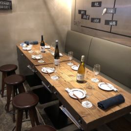 In the interior of the shop, bench seat seats aligned in one row.We have 4 tables for 4 people and 2 tables for 2 people.4 persons table at drinking party with friends and colleagues, 2 persons table recommended for couple and couple visiting!