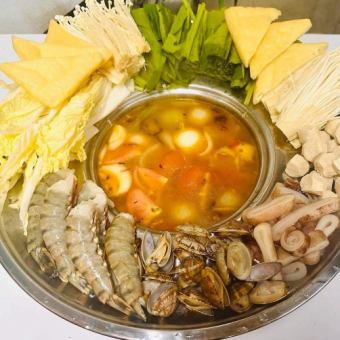 Delicious seafood hotpot for 2 people 2700 yen (+1350 yen for each additional person)