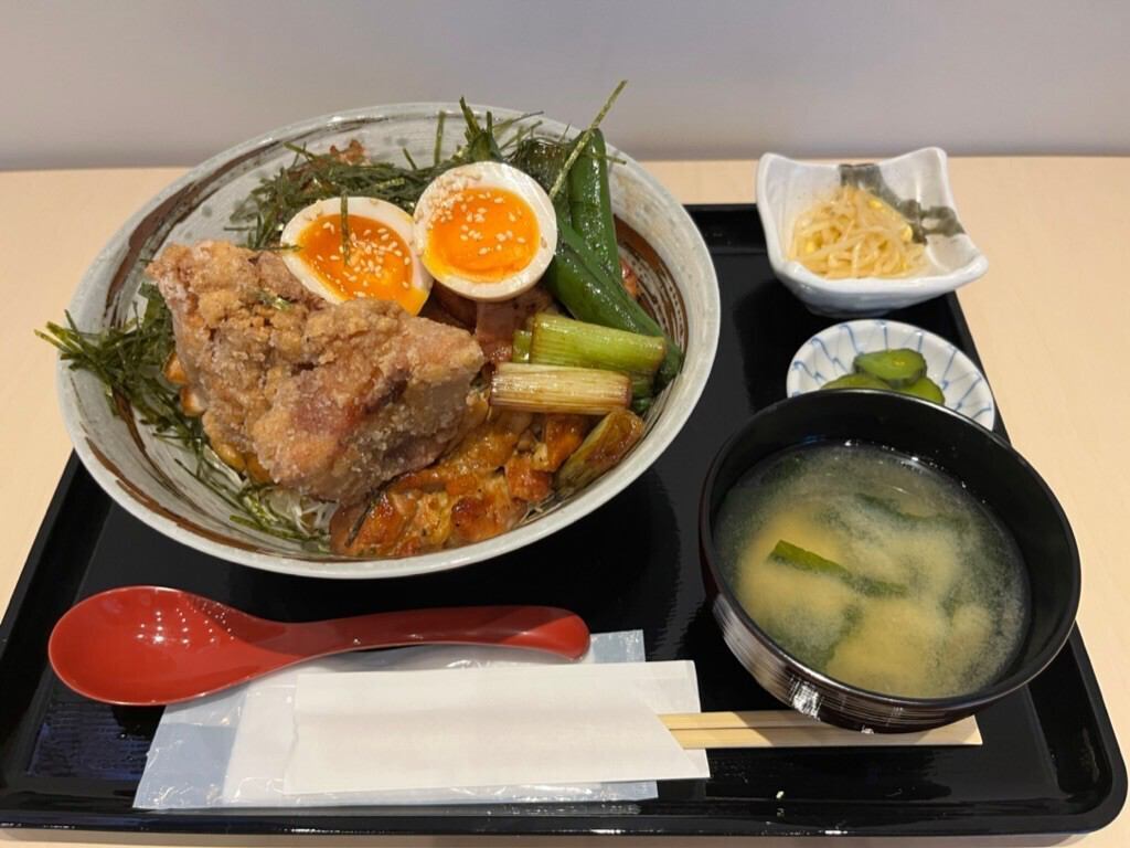 炭火焼き鳥と唐揚げが盛り沢山の特製メガ丼をぜひ♪