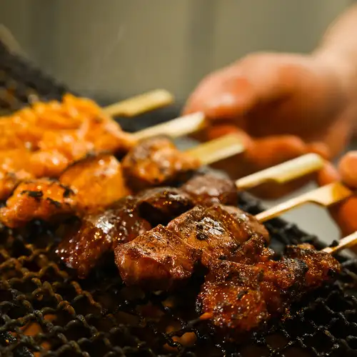 焼鳥だけじゃない!炭火で焼き上げる「牛串」「豚串」♪