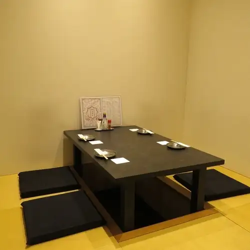 <p>We offer private rooms (4 seats total) for up to 4 people!! Enjoy your banquet in a relaxing tatami room...♪</p>