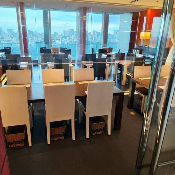 少人数から最大10名様まで対応可能な完全個室を完備しており、周囲を気にせずゆったりとお食事をお愉しみいただけます。襖で仕切られた静謐な空間は、ビジネスでの重要な接待や、ご親族での顔合わせ、特別な日の会食に最適。都会の喧騒を離れた上質な空間で、銀座伴助が誇る最高級の干物とお酒を心ゆくまでご堪能ください。