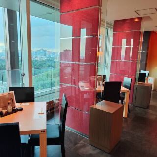 新宿のダイナミックな街並みを一望できる窓際のテーブル席です。ディナータイムには宝石のように煌めく夜景が目の前に広がり、お食事の時間をより一層エレガントに演出します。デートや記念日など、特別な日のデートに最適な特等席です。