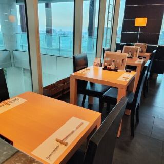 木の温もりを感じるテーブルに、モダンな間接照明が温かみを添える、落ち着いた雰囲気のお席です。百貨店ならではの清潔感と、銀座伴助らしい品格を兼ね備えた空間は、ご年配の方を招いてのご会食や、親しい友人とのランチタイムにも最適。ゆったりと流れる時間の中で、自慢の干物を囲む和やかなひとときをどうぞ。