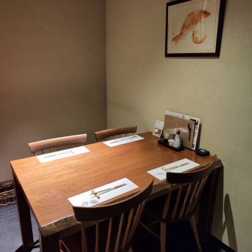 2名様からご利用いただける、落ち着きのある個室空間です。木の温もりを感じる和モダンな内装が、静かで穏やかな時間を演出。ご夫婦での会食や、ビジネスでの少人数での接待など、大切な方との対話を重視するシーンに最適です。