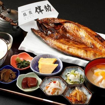 落ち着いた雰囲気の店内と自慢の料理をお楽しみください。