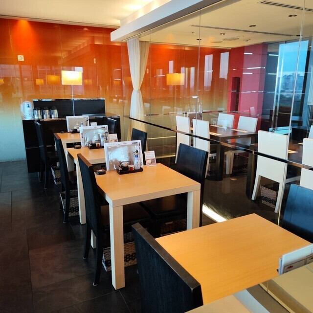 落ち着いた雰囲気の店内と自慢の料理をお楽しみください。