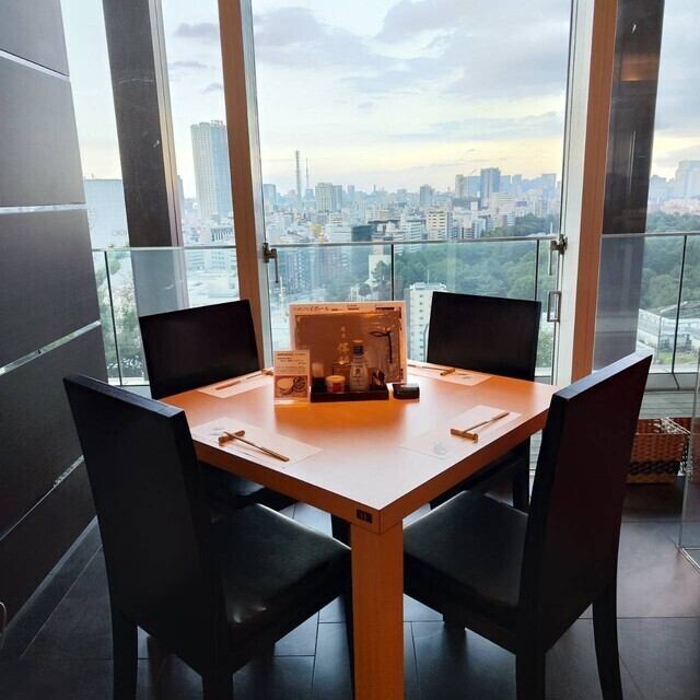 落ち着いた雰囲気の店内と自慢の料理をお楽しみください。