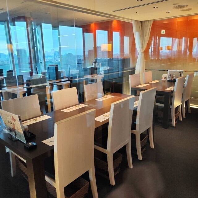 落ち着いた雰囲気の店内と自慢の料理をお楽しみください。