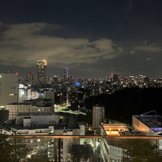 落ち着いた雰囲気の店内と自慢の料理をお楽しみください。