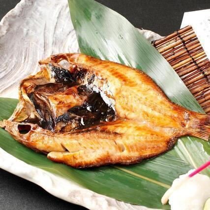 落ち着いた雰囲気の店内と自慢の料理をお楽しみください。