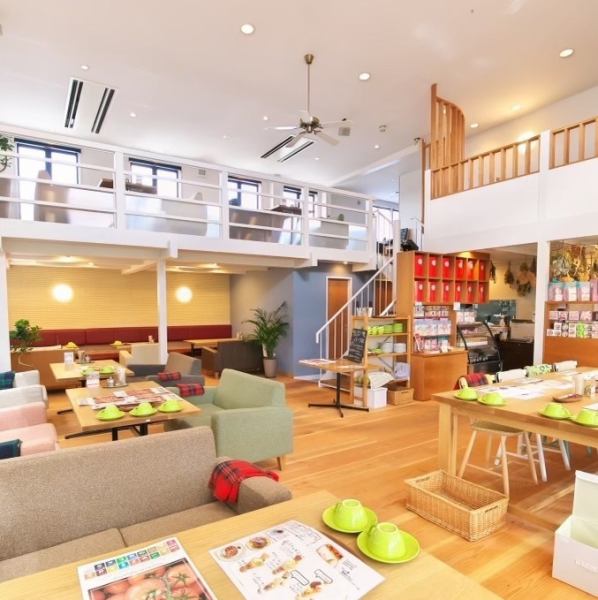 The interior of the store, which has many windows so that plenty of sunlight can enter, is bright and open ♪ The interior of the Tenko store has a unique structure with loft seats.
