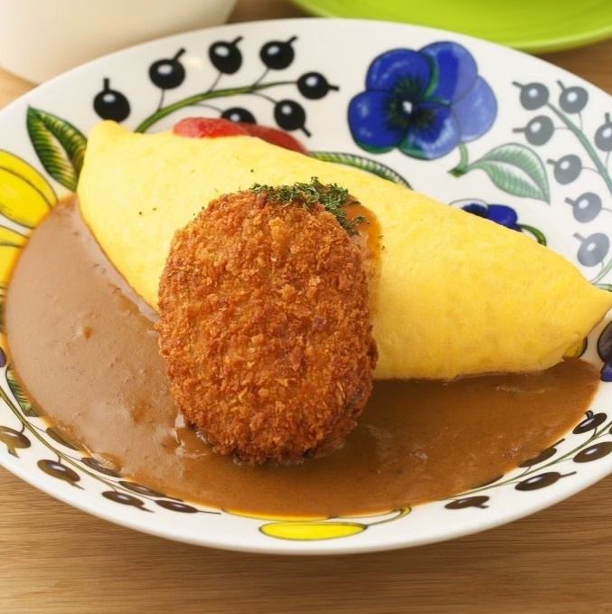 看板オムライスはトッピング可♪夜カフェごはんでおしゃべりを。