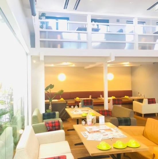 窓が多く開放感あるお洒落な店内。自慢の落ち着ける雰囲気です。