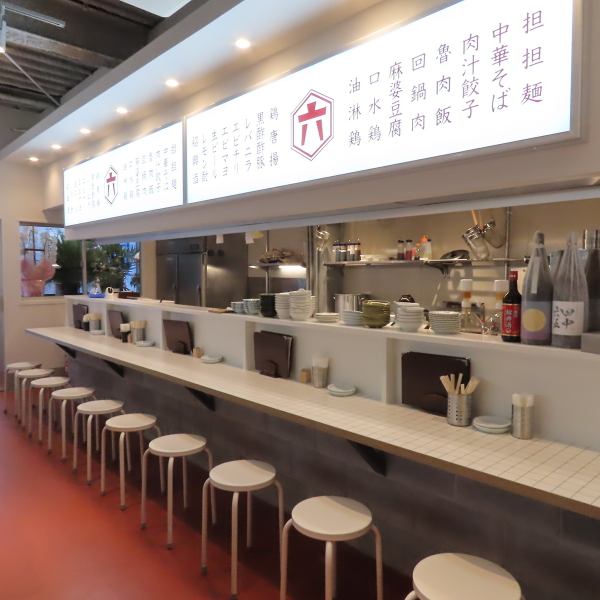 カウンター席で昼飲みや、仕事終わりの一杯をお楽しみ頂けます♪宴会終わりの〆の一杯にも！
