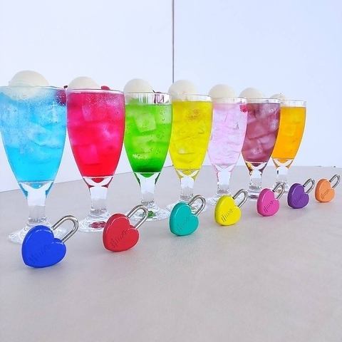 思わずシェアしたくなる！キラキラ輝く色鮮やかなの7色のクリームソーダ660円（税込）