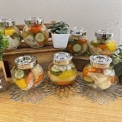 Homemade super delicious pickles made one by one using luxurious fresh vegetables.