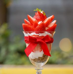 チーズ専門店のいちごパフェ