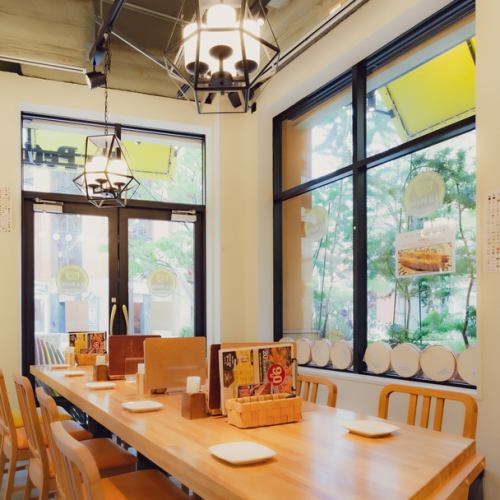 您可以在餐廳裡用餐，該餐廳以大窗戶和溫暖的木質陰影裝飾溫馨。
