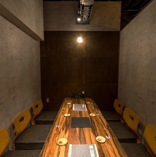 Completely independent private room, seats are sunken kotatsu style so you can stretch your legs and relax.It can accommodate 6 to 8 people, so it is the perfect space for families, small banquets, and entertainment.
