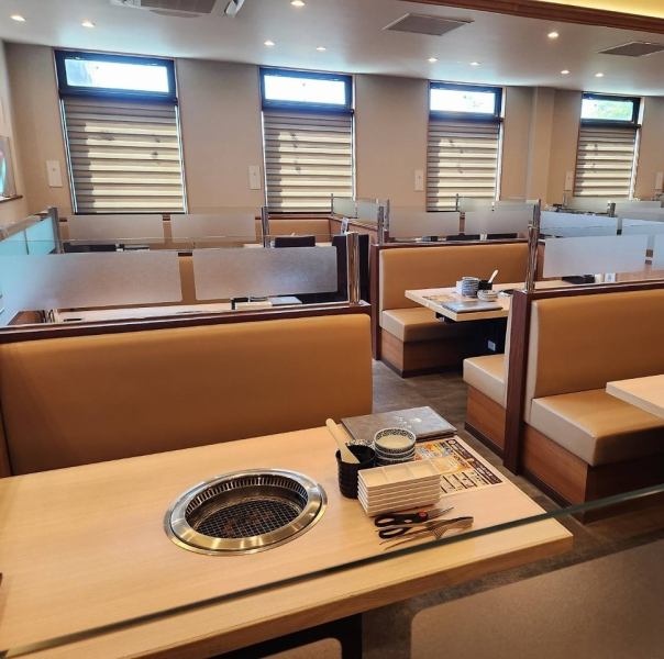 周りを気にすることなく飲食をお楽しみいただけます♪家族連れにおすすめのテーブル席をご用意しております！様々なシーンでのお食事にもおすすめです！