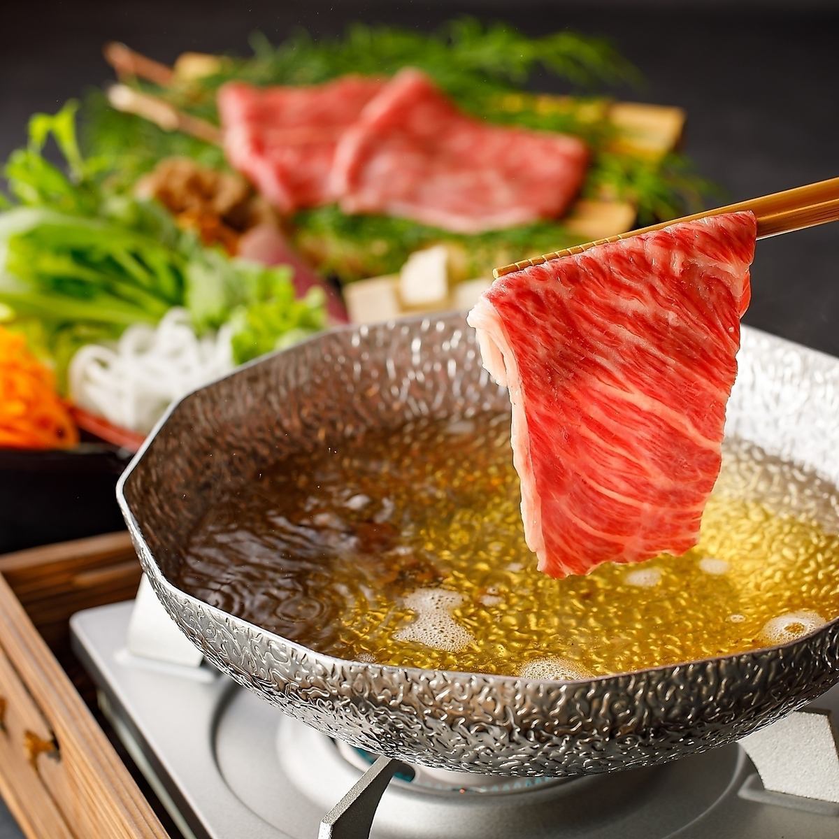 位於大初天神的餐廳提供價格合理的黑毛和牛涮鍋和肉類壽司單點菜餚。
