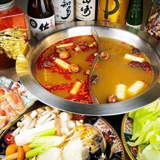 Medicinal Beauty Hotpot and Mitsuse Chicken Course / An exquisite course where you can enjoy two different flavors of dozens of medicinal herbs