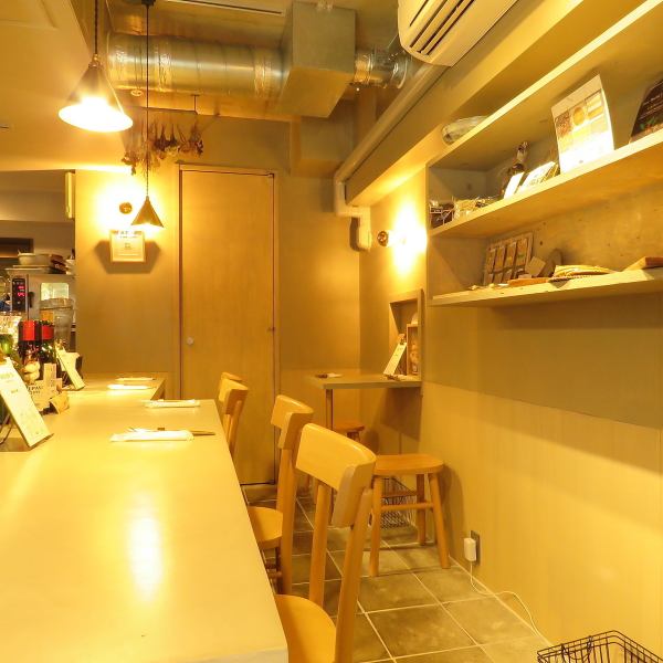 【落ち着いた雰囲気の店内】ご来店いただいた皆様がゆっくりと楽しんでお食事していただけるよう、装飾品や小物にもこだわっております。お料理や飲み物をご提供する器は「益子焼」を使用、温かく、素朴な味わいを演出しています。