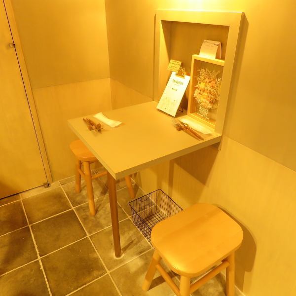 【カップルでのご来店も大歓迎◎】ゆっくりおくつろぎいただけるテーブルのお席をご用意しております。お2人の記念日お祝いなどもお手伝いしますので、ご希望がありましたらお気軽にお電話ください。貸切パーティーでのご利用もお待ちしております。