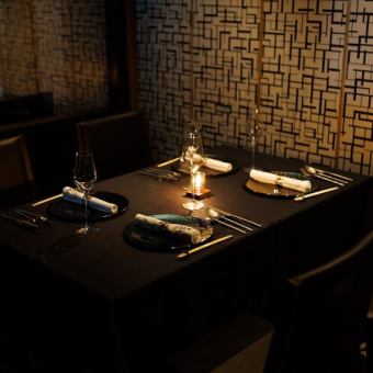 【2-3人餐桌座位】這種座位非常適合有小孩的家庭或一起外出用餐。雖然距離鐵板燒吧台座位稍遠一些,但您可以坐在餐桌旁,盡情享受技藝精湛的廚師現場鐵板燒表演的氛圍!