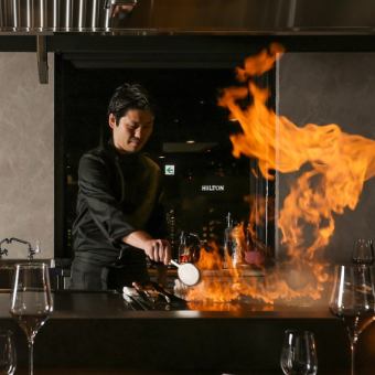 【鐵板燒吧台座位】廚師就在您面前烹調鐵板燒,讓您盡享精彩表演,是特殊場合或約會的完美之選! *收費:1000日圓/人 *圖片來自姊妹餐廳。