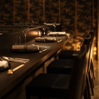 【鐵板燒吧台座位】這些吧台座位營造出熱鬧的氛圍,您可以近距離欣賞鐵板燒表演。*收費:每人1000日圓 *圖片來自合作商店。