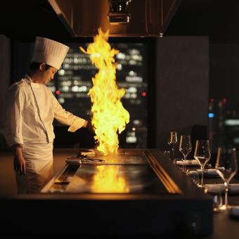 【鐵板燒吧台座位】這些吧台座位營造出熱鬧的氛圍,您可以近距離欣賞鐵板燒表演。*收費:每人1000日圓 *圖片來自合作商店。