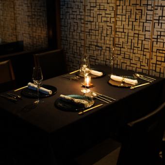 【私人餐桌座位】我們提供可容納 4 至 6 人的私人餐桌座位,讓您在私密空間享受用餐體驗,非常適合商務會議、晚宴或家庭聚餐。*收費:每人500日圓 *圖片來自合作商店。