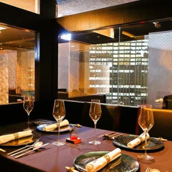 【私人桌位】可提供4至6人的私人桌位。我們可以把桌子拼起來,最多可以容納12人。在寧靜的氛圍中享用輕鬆的餐點。 *收費:每人500日圓。 *圖片來自姐妹餐廳。